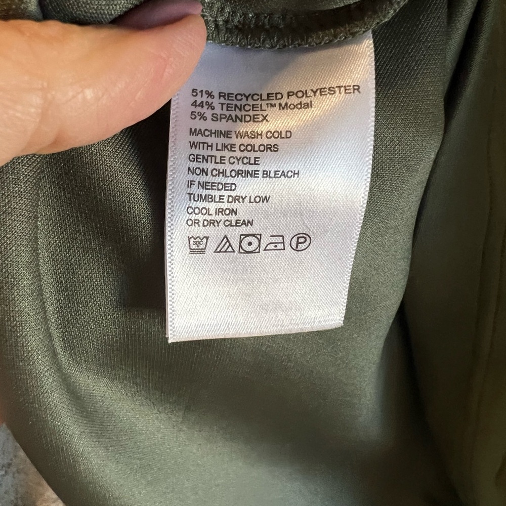 Tommy Bahama Two Piece Two Palms Voyage Sweatshirt and Pin Tuck Pants Set - Picture 7 of 14